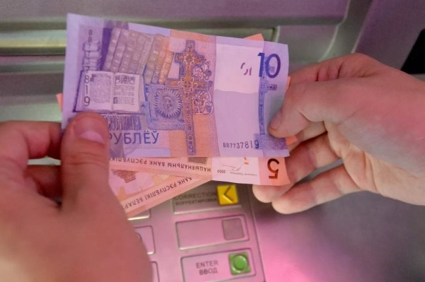 Узнали, сколько зарабатывают белорусские заводчане