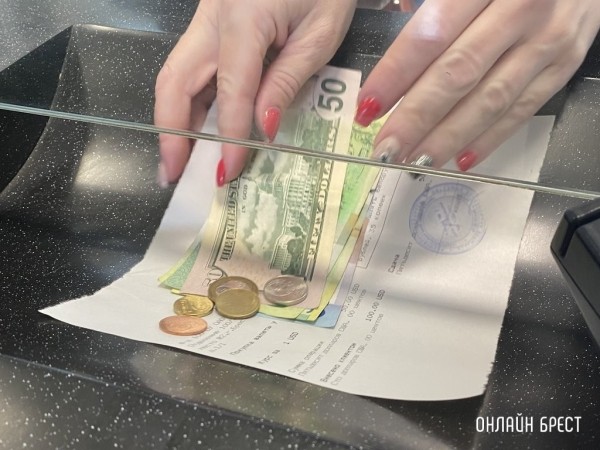 Белорусы сдают валюты больше, чем покупают Белорусы сдают валюты больше, чем покупают