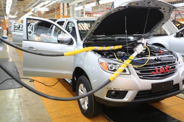 На это стоит посмотреть: вот как в Китае собирают пикапы для Беларуси