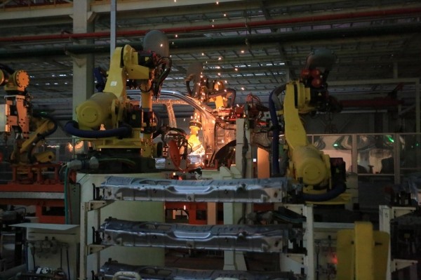 На это стоит посмотреть: вот как в Китае собирают пикапы для Беларуси