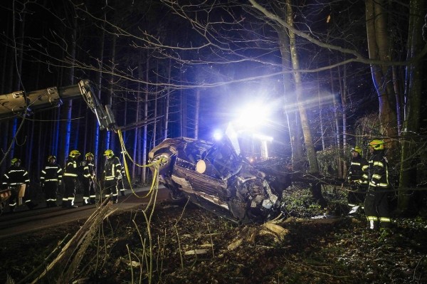 Австрийка чудом выжила за рулем компактвэна, который воткнулся в огромную ель