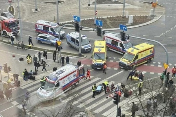 В Польше автомобиль въехал в толпу, пострадали 19 человек В Польше автомобиль въехал в толпу, пострадали 19 человек